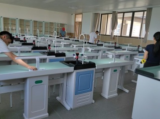 新科教學(xué)設(shè)備再譜校企合作新篇 ——北流市新華高級(jí)中學(xué)現(xiàn)代化實(shí)驗(yàn)室項(xiàng)目圓滿通過(guò)驗(yàn)收