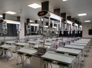 新科頂裝實(shí)驗(yàn)室：空間利用與安全保障的完美融合