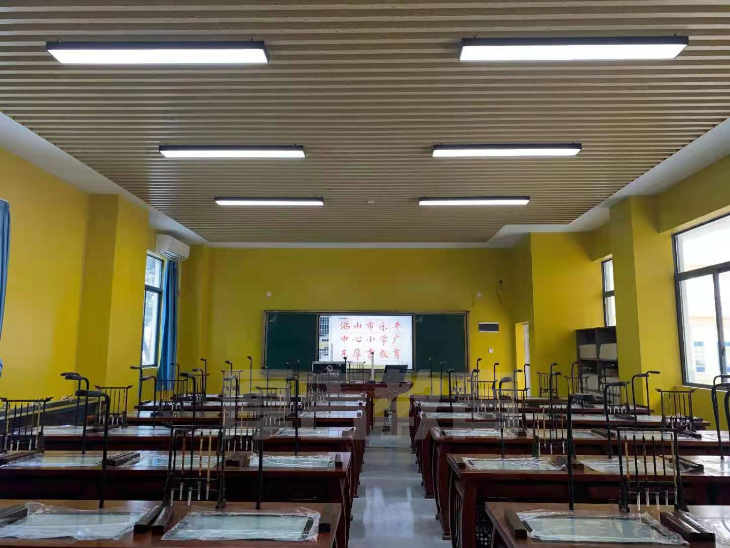 學(xué)校<a href='http://m.qmcku.cn/chanpin/57-1.html' target='1' style='font-size:18px; font-weight:bold; color:#000000;'>書法室</a>