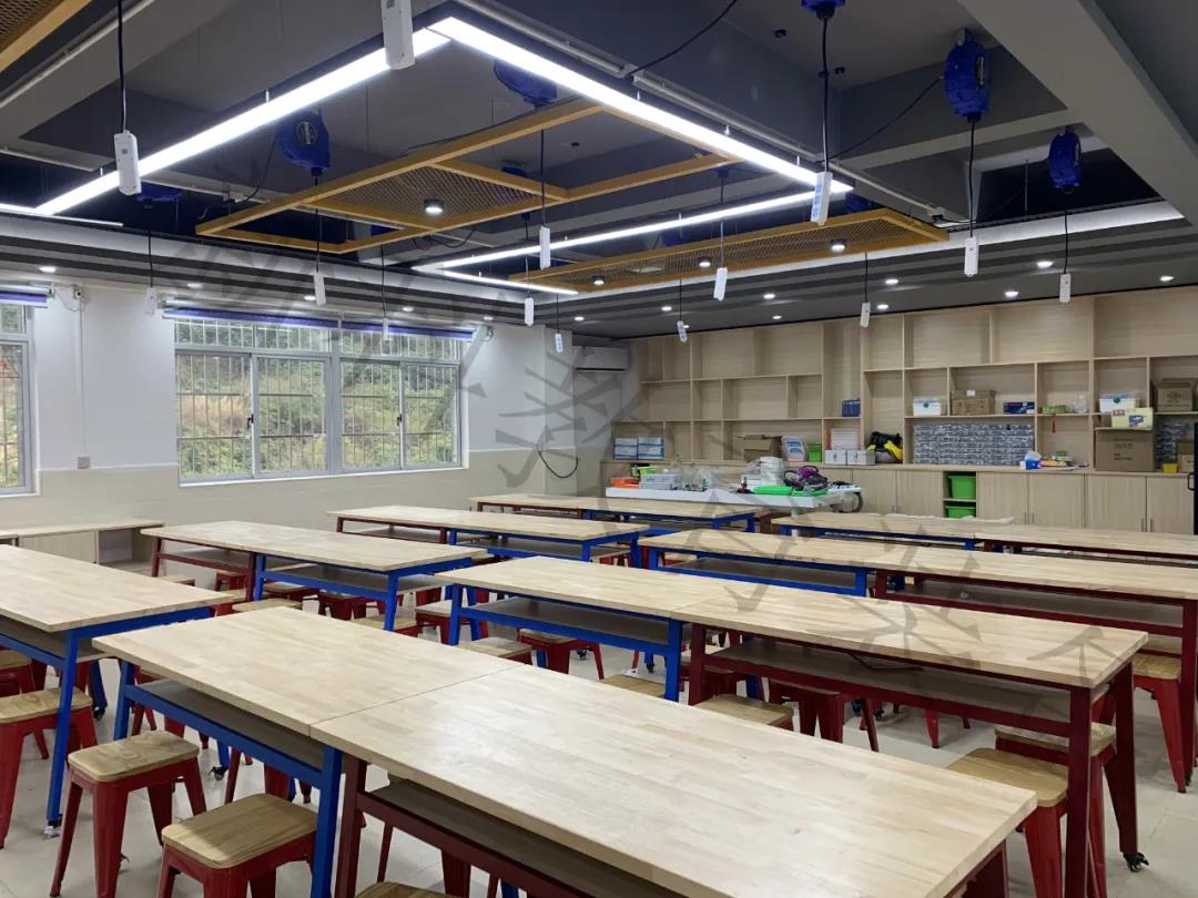 <a href='http://m.qmcku.cn' target='1' style='font-size:14px; font-weight:bold; color:#0080ff;'>創(chuàng)客實(shí)驗(yàn)室</a>