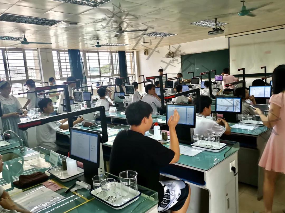 <a href='http://m.qmcku.cn/' target='1' style='font-size:14px; font-weight:bold; color:#0080ff;'>物理實驗室</a>考試系統(tǒng)