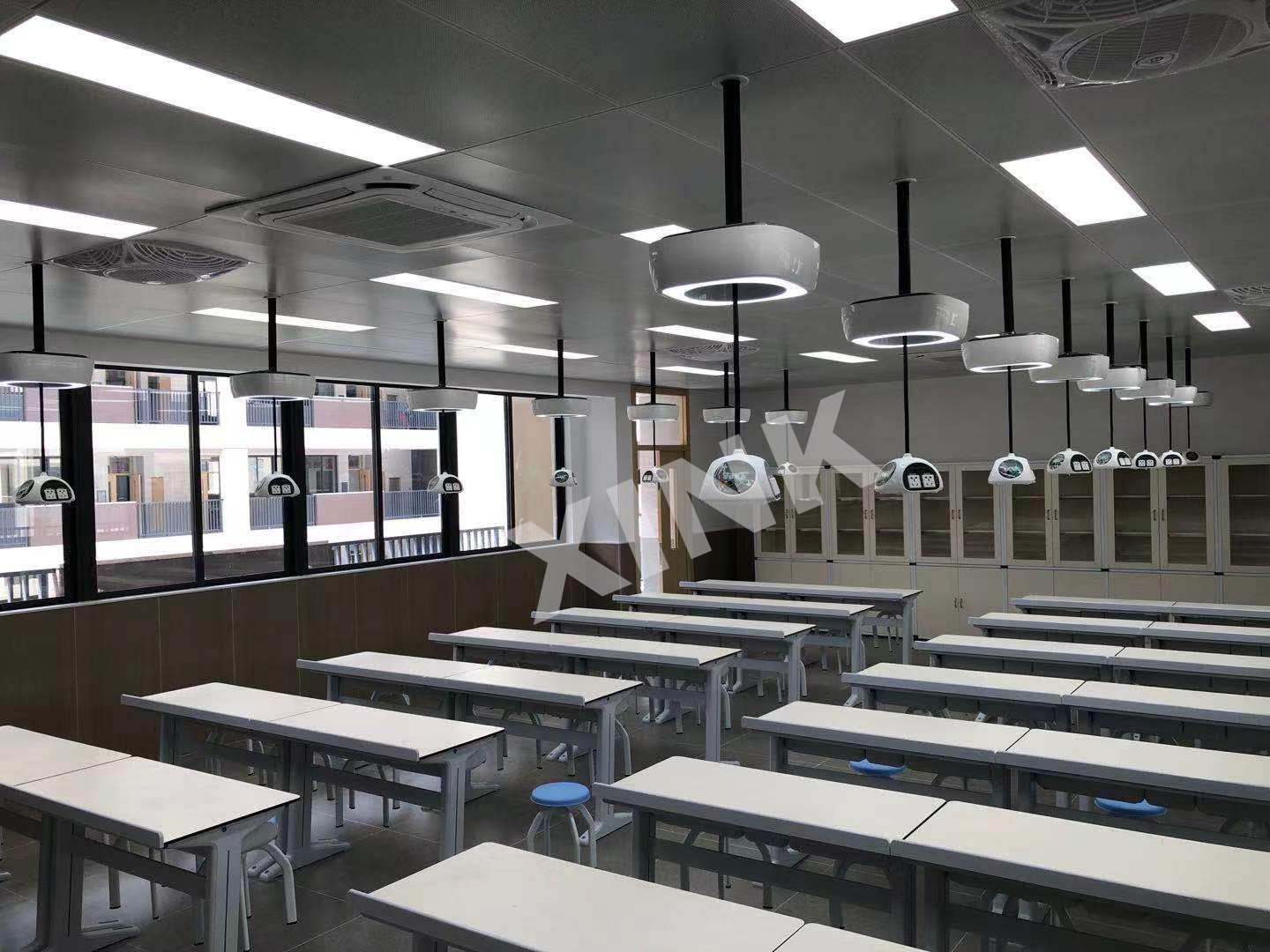 吊裝<a href='http://m.qmcku.cn/' target='1' style='font-size:14px; font-weight:bold; color:#0080ff;'>物理實(shí)驗(yàn)室</a>