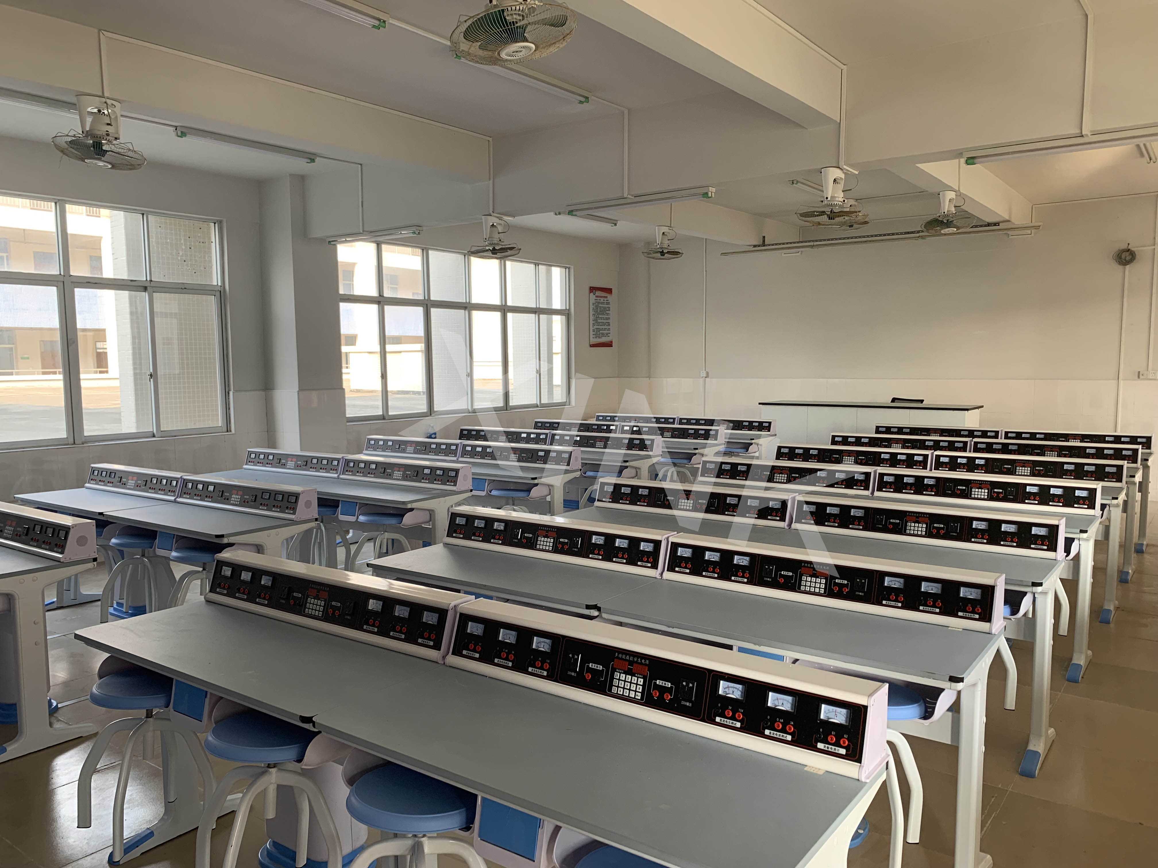 <a href='http://m.qmcku.cn/' target='1' style='font-size:14px; font-weight:bold; color:#0080ff;'>物理實驗室</a>