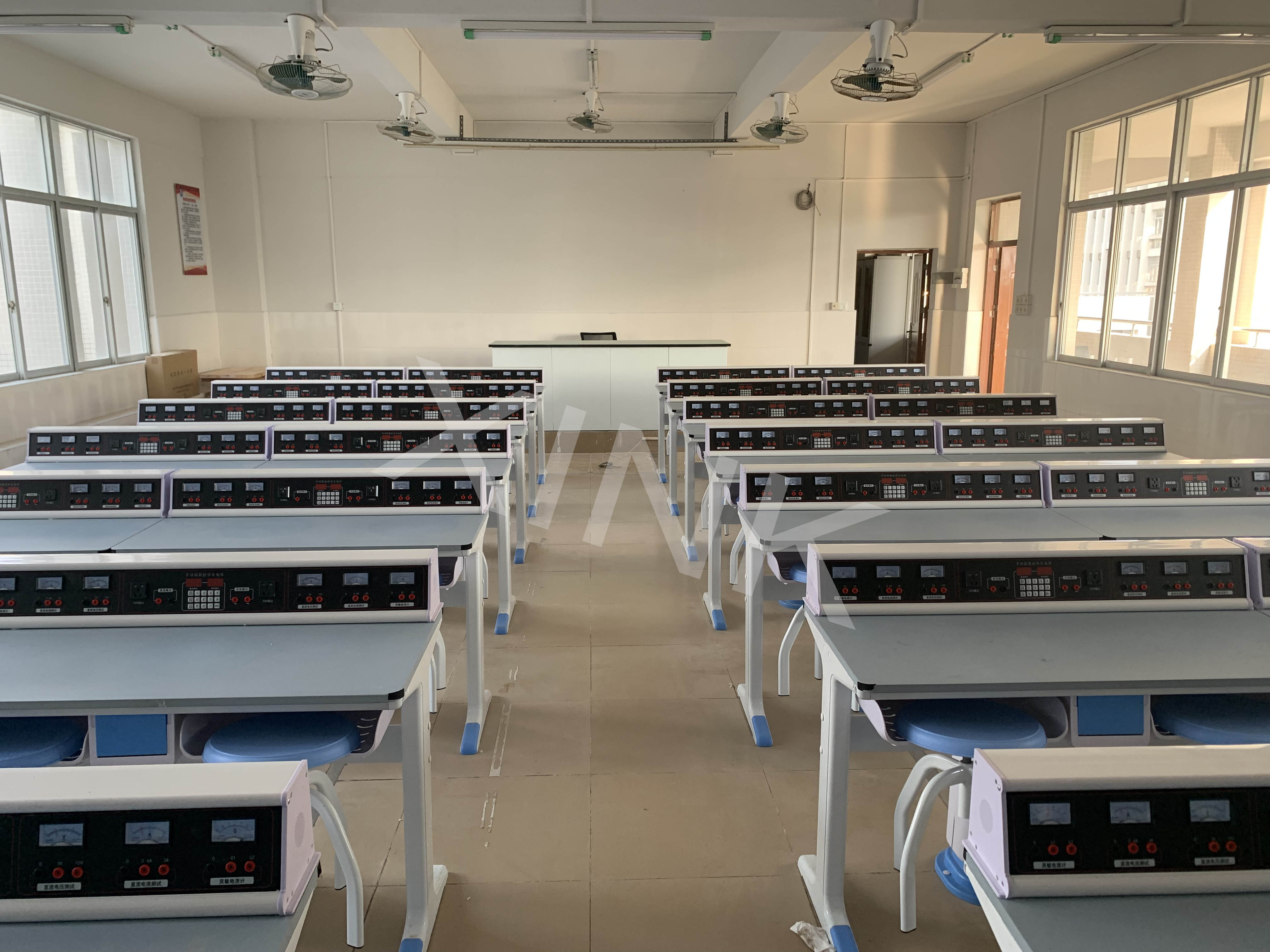 <a href='http://m.qmcku.cn/' target='1' style='font-size:14px; font-weight:bold; color:#0080ff;'>物理實驗室</a>