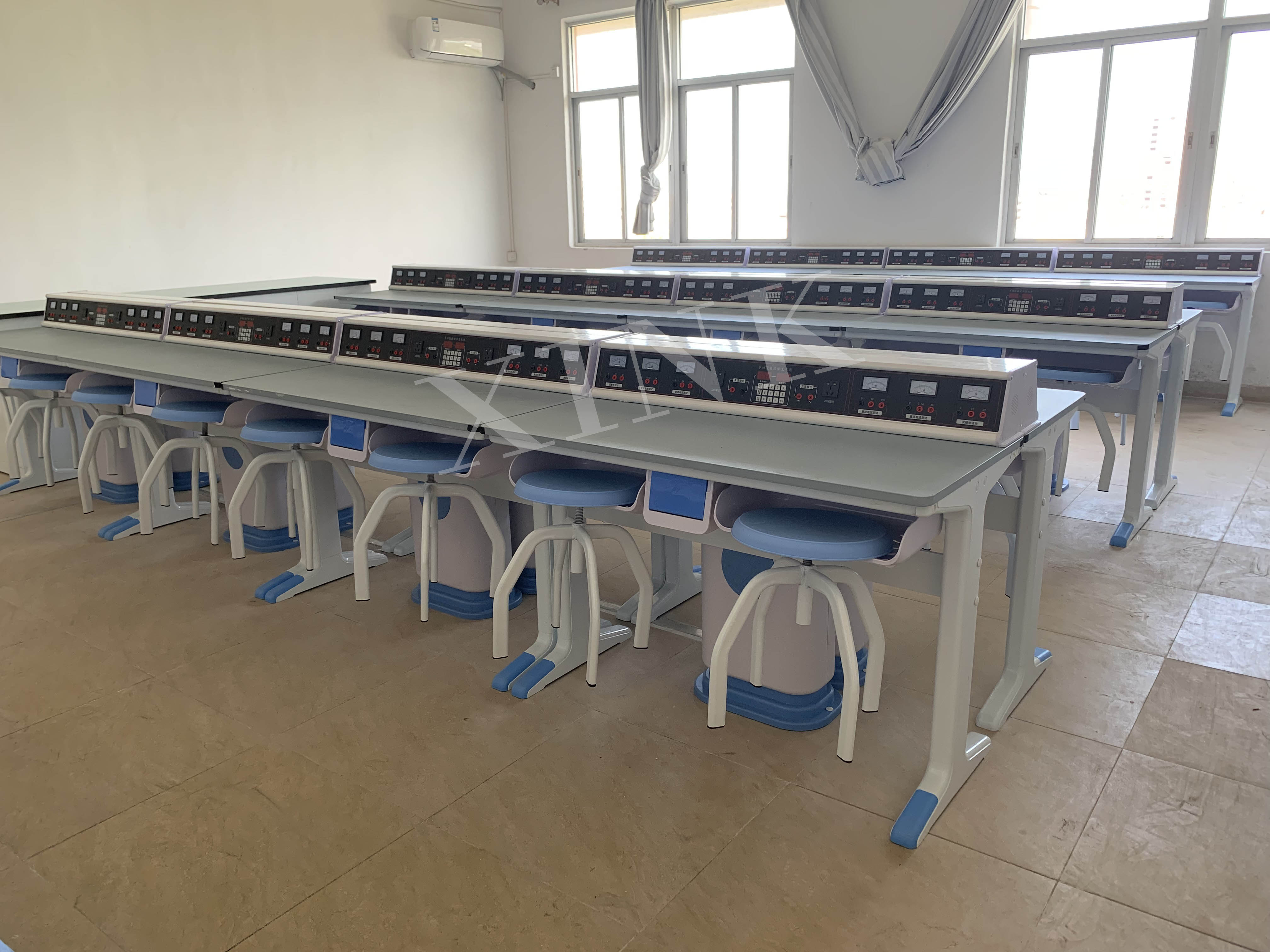 電學<a href='http://m.qmcku.cn/' target='1' style='font-size:14px; font-weight:bold; color:#0080ff;'>物理實驗室</a>