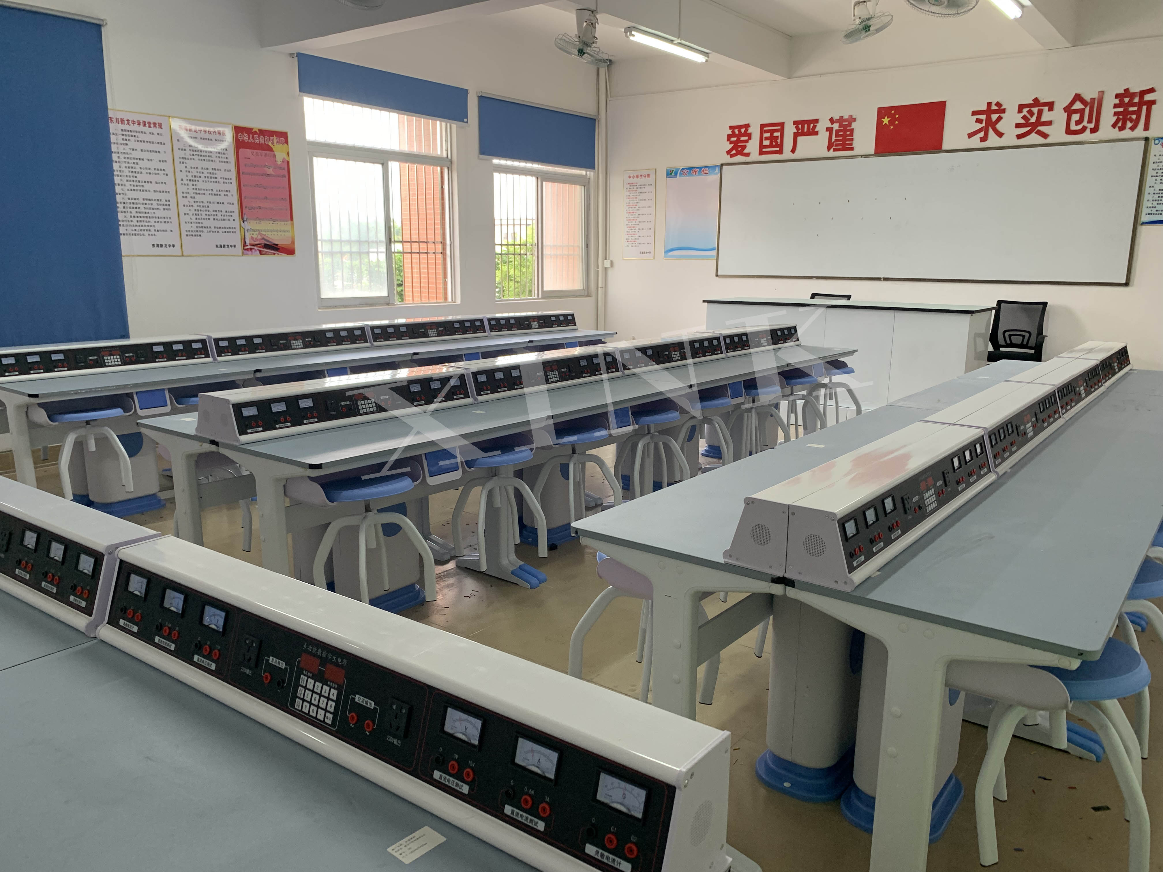 電學(xué)<a href='http://m.qmcku.cn/' target='1' style='font-size:14px; font-weight:bold; color:#0080ff;'>物理實(shí)驗(yàn)室</a>