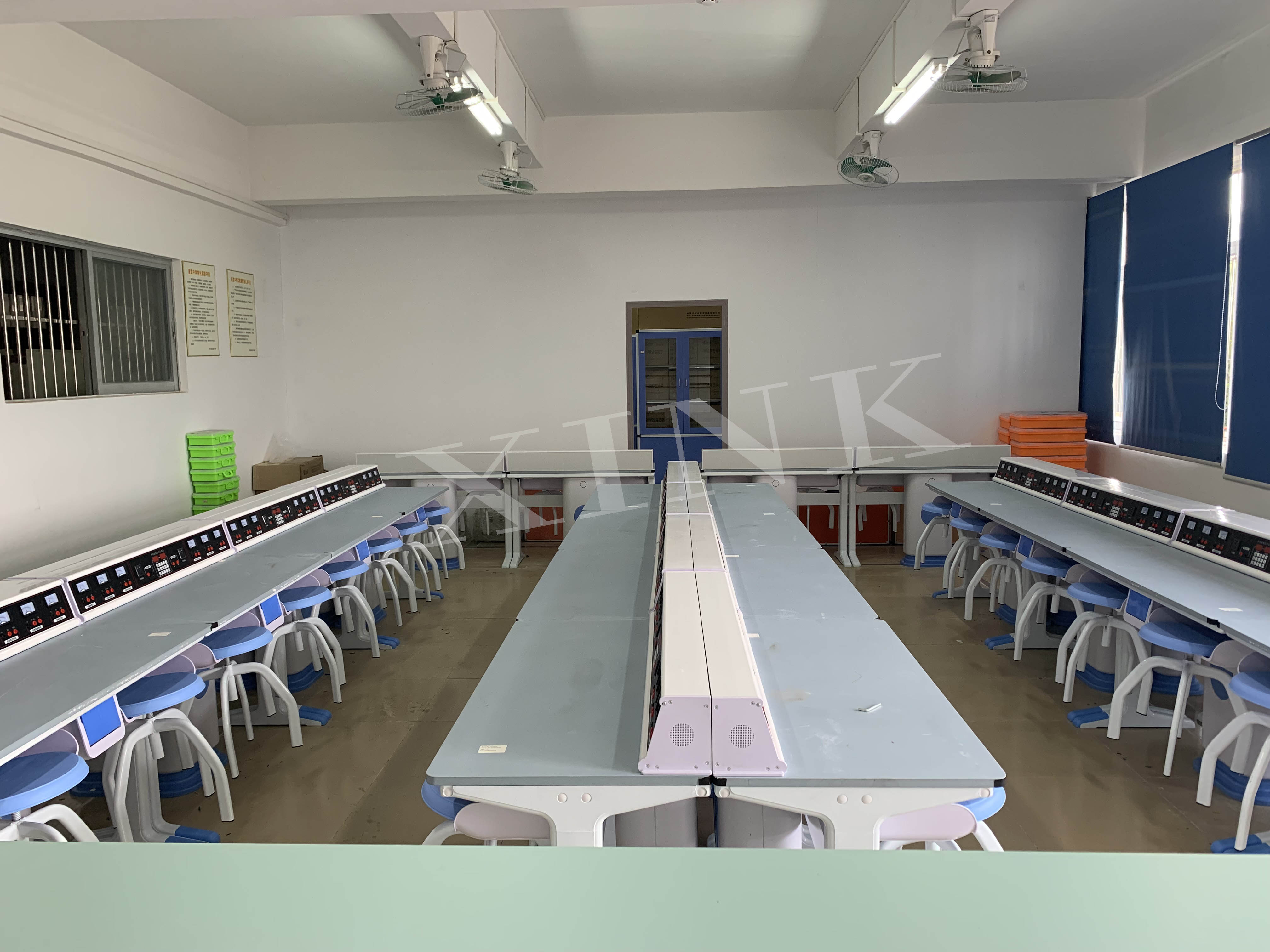 物理電學(xué)實(shí)驗(yàn)室