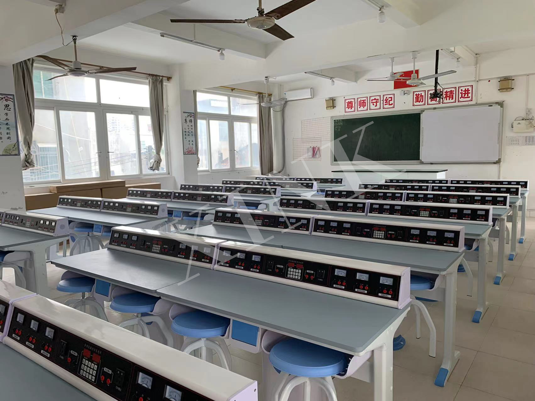 電學(xué)<a href='http://m.qmcku.cn/' target='1' style='font-size:14px; font-weight:bold; color:#0080ff;'>物理實(shí)驗(yàn)室</a>