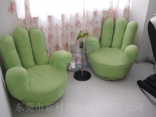 學校<a href='http://m.qmcku.cn' target='1' style='font-size:14px; font-weight:bold; color:#0080ff;'>心理咨詢室</a>布置