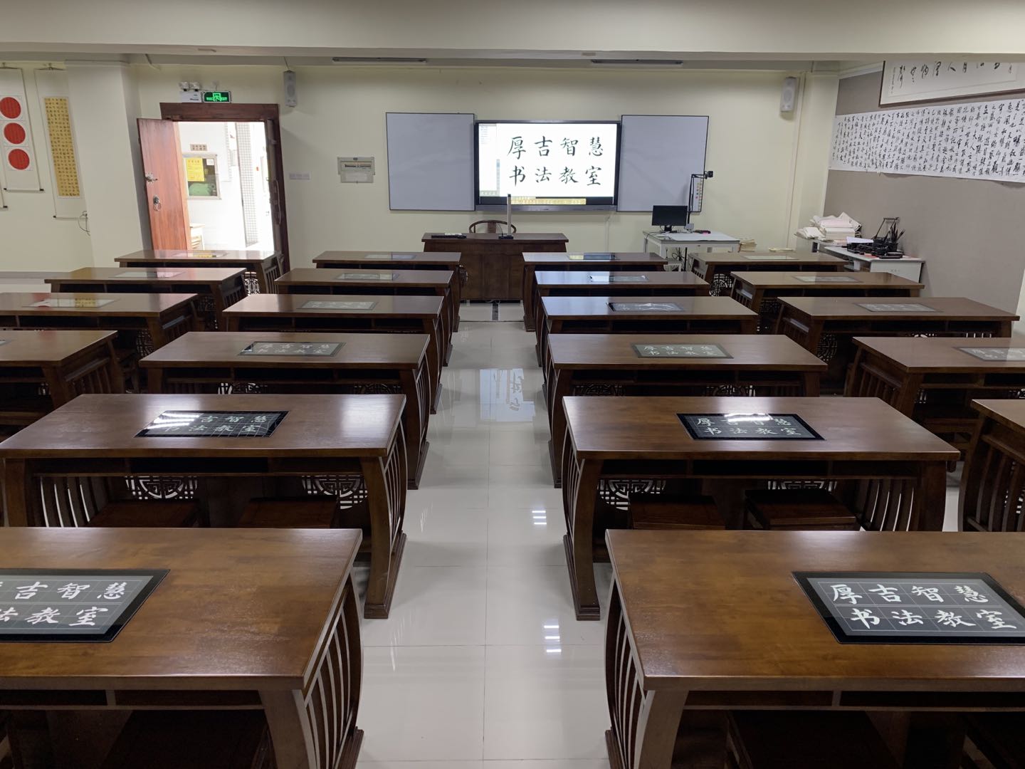 智慧<a href='http://m.qmcku.cn/chanpin/57-1.html' target='1' style='font-size:18px; font-weight:bold; color:#000000;'>書法室</a>
