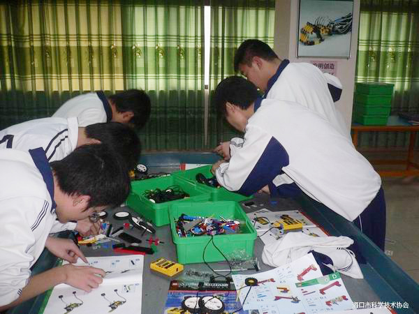 <a href='http://m.qmcku.cn/chanpin/60-1.html' target='1' style='font-size:18px; font-weight:bold; color:#000000;'>機器人功能室</a>2